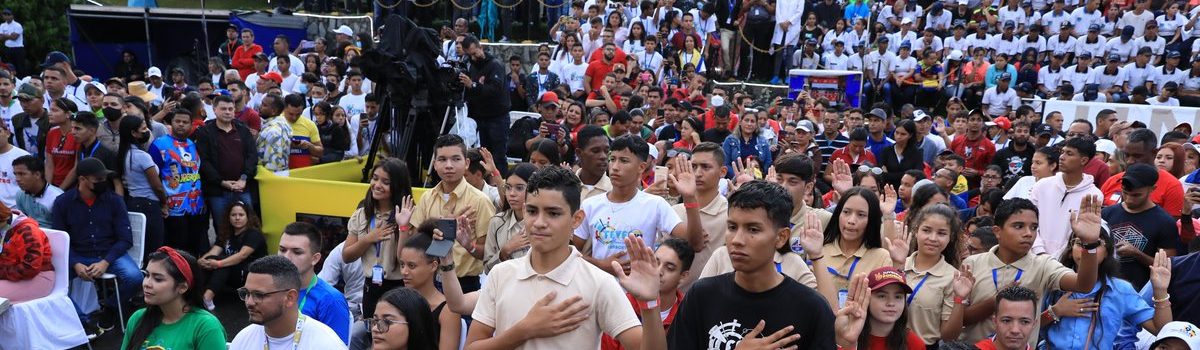 Presidente Nicolás Maduro recibe en el Palacio de Miraflores a estudiantes en su día.