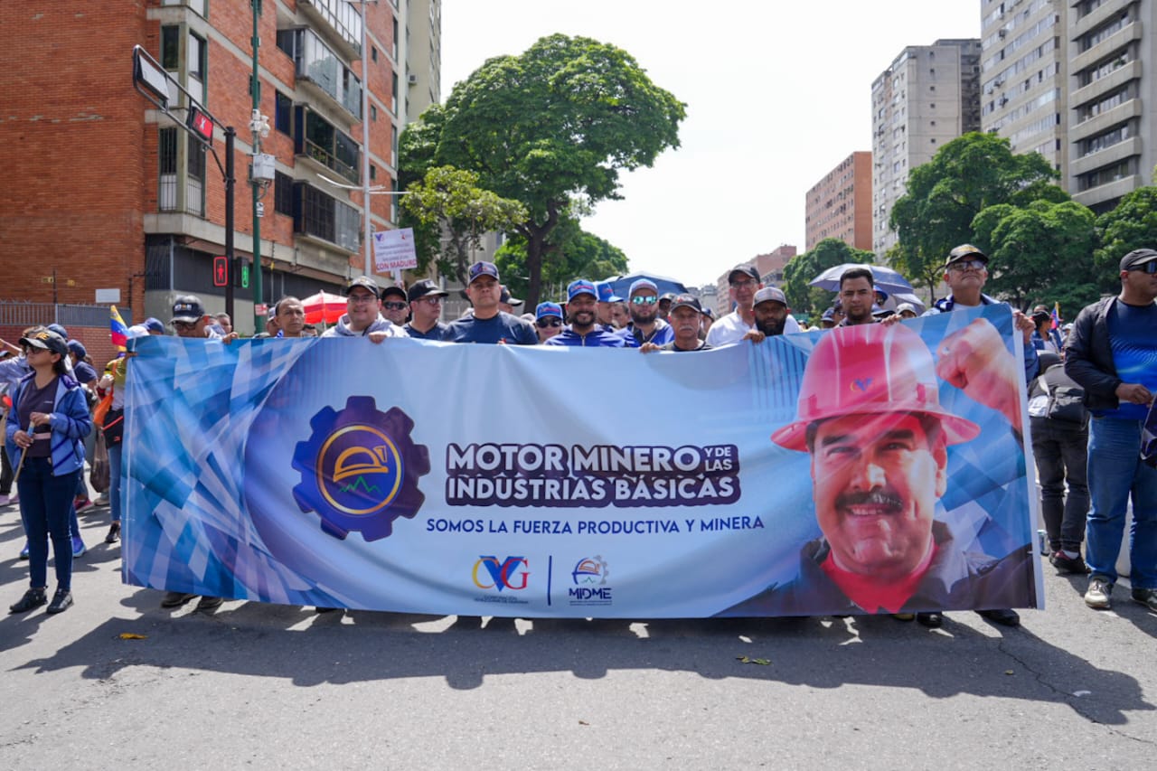 Fuerza laboral minera marcha en conmemoración al Día del Trabajador y por el respeto de los derechos humanos